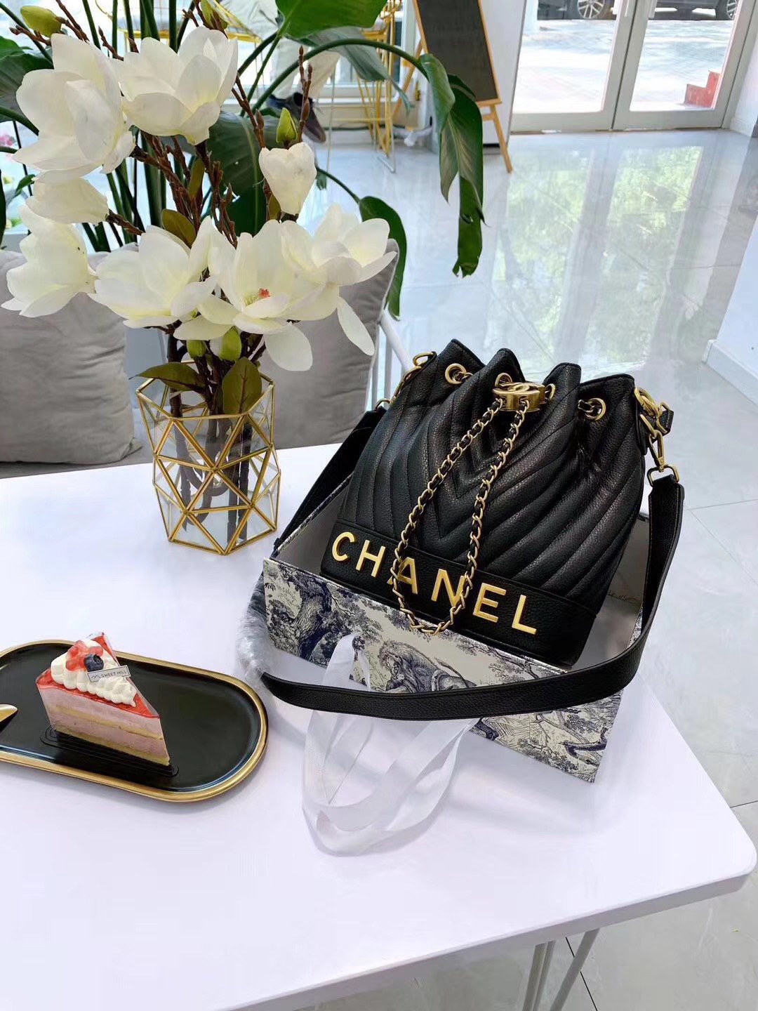 30998 Chanel สะพายข้าง วัสดุตัวกระเป๋าทำจากหนังผสมอย่างดีเย็บลายตัวv รุ่นใหม่ล่าสุด งานจริงหนังนุ่มมากๆ อะหลั่ยสีทอง ด้านหน้ามีlogo chanel ป้ายสวยมาก ปากกระเป๋าเป็นปากรูดเป็นสายโซ่สีทองร้อยหนังมีตัวล็อคlogo chanel มาพร้อมสายยาวเป็นหนังผสมสีเดียวกับตัวกระเ