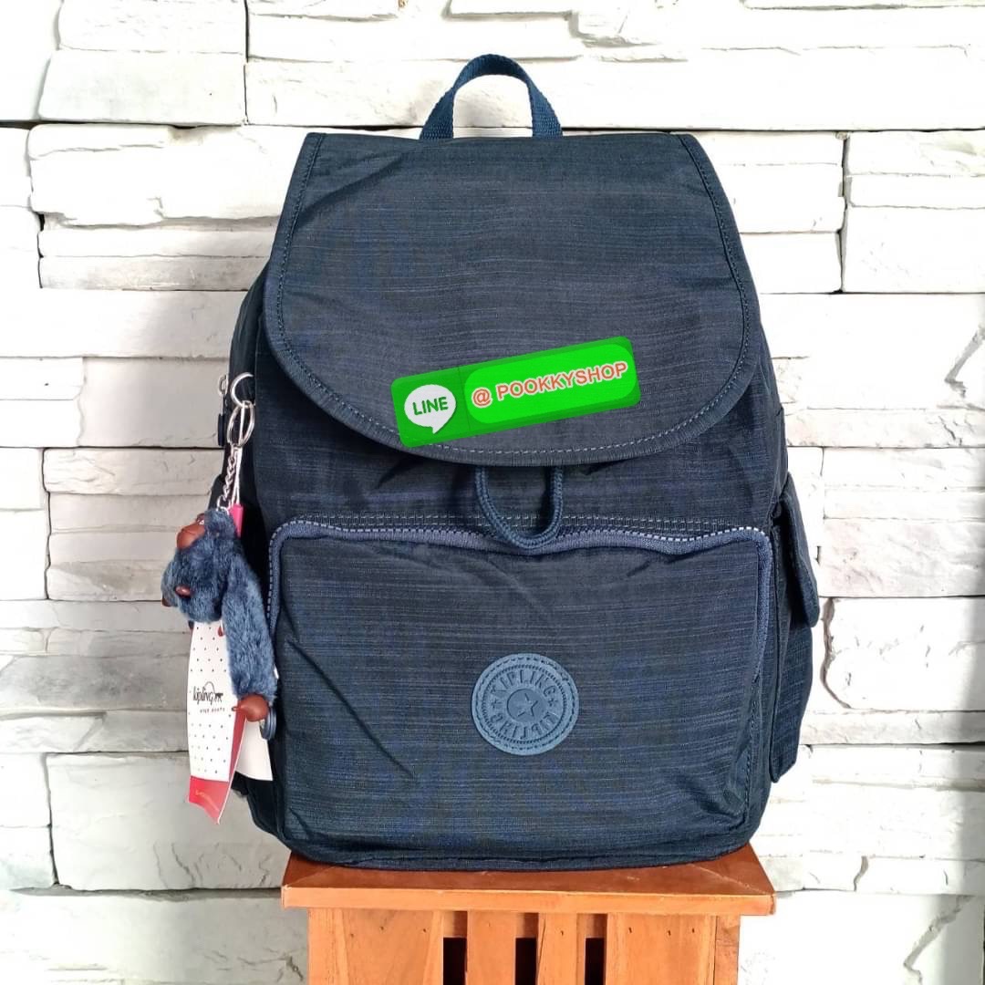 Kipling City Pack Medium Backpack กระเป๋าเป้ Kipling ขนาดกลาง วัสดุ Polyester 100% มีหูหิ้วด้านบน -ด้านหลัง มีซิปหลัง 1ช่องลึก -ด้านข้างมีช่องใส่ของเล็กน้อยทั้ง 2 ด้าน เปิด-ปิด ด้วยกระดุมแม่เหล็ก -ด้านหน้ามีช่องซิปใส่ของแยก 1 ช่อง และ ช่องปรับขนาดด้วยสายล