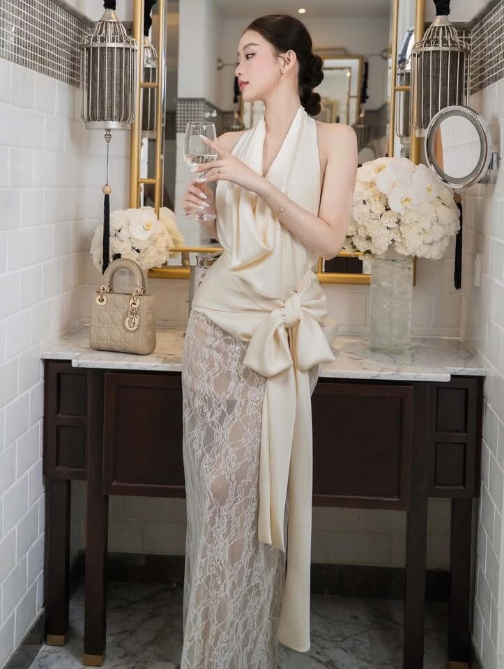 ชุดเซทแฟชั่น เซ็ตเสื้อคอถ่วงชายผูกเอว มาพร้อมกระโปรงลูกไม้ซีทรูทรงเข้ารูป