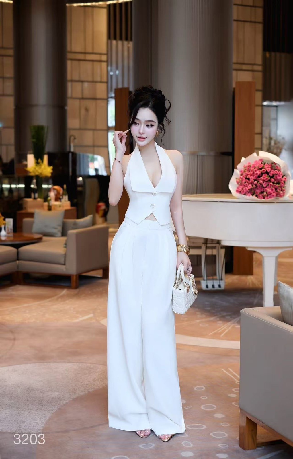 ชุดเซทแฟชั่น Set 2 ชิ้นสีขาวทั้งชุด ตัวเสื้อคล้องคอ ทรงเข้ารูปมีกระดุมหน้าใช้งานได้จริง