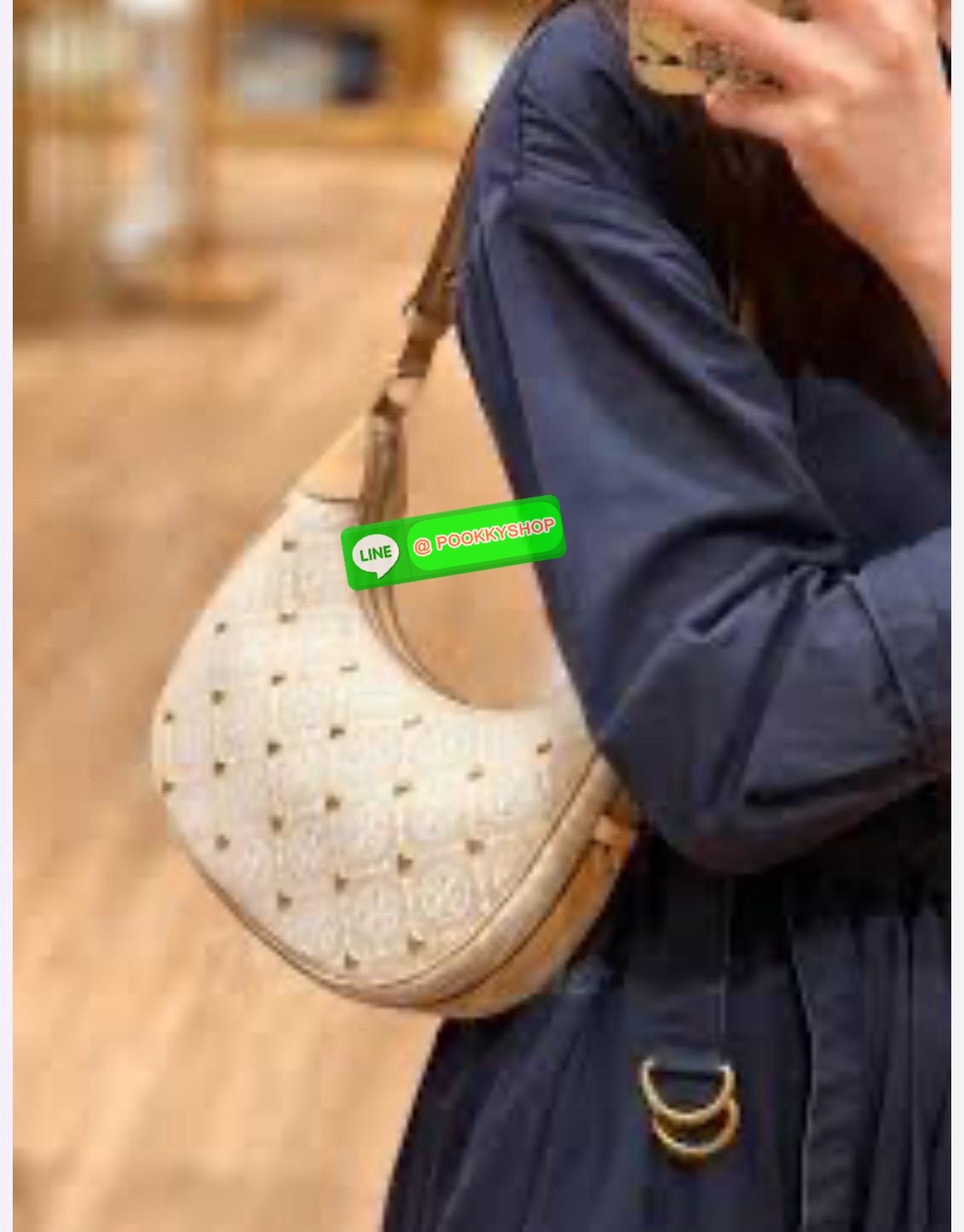 Tory Burch Monogram with Heart Bag คอลเลคชั่นร้อนแรงแห่งปี คอลเลคชั่นทีบ่งบอกสไตล์ที่ทันสมัยทรงครึ่งวงปักลายหัวใจบนกระเป๋าสุดน่ารัก โด่ดเด่น วัสดุผ้าแจคการ์ดตัดหนังแท้ เปิดปิดด้วยซิป