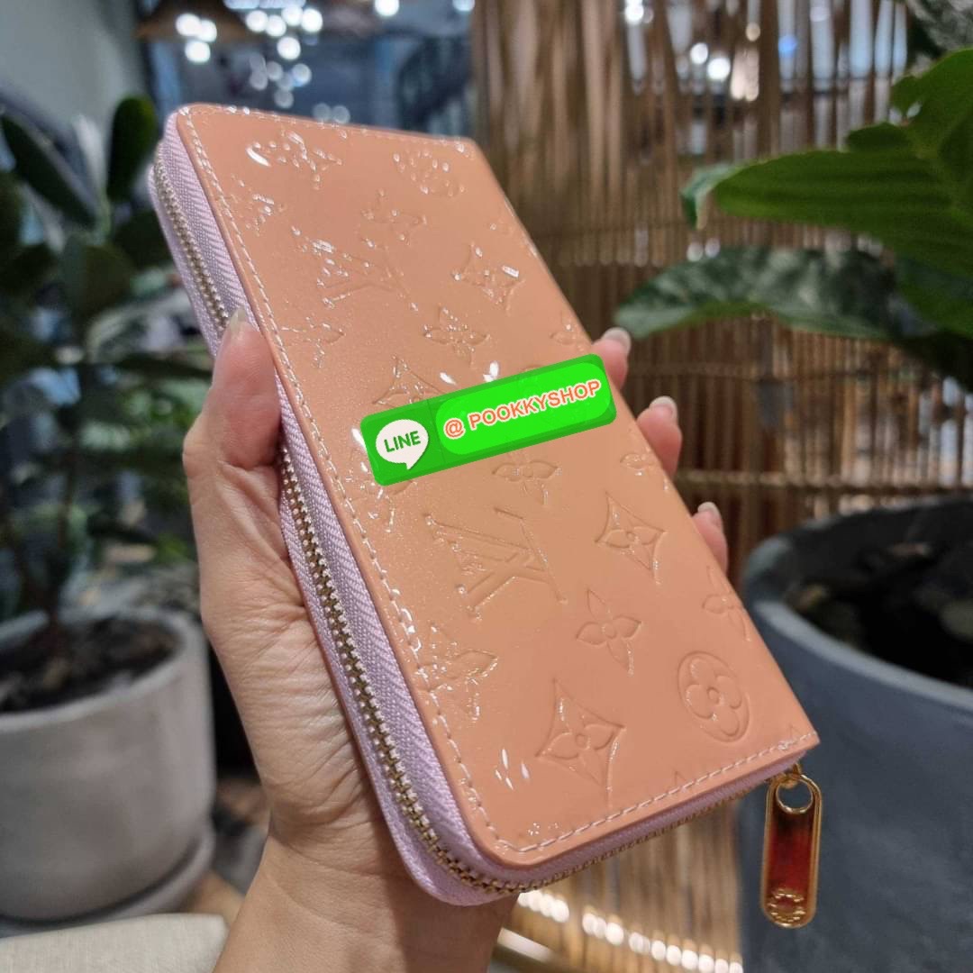 NEW IN!! LV long zip wallet with gwp กระเป๋าสตางค์พรีเมี่ยมกิ๊ฟ ดีไซน์ล่าสุด หนังแก้ววิบวับ หรูหรามาก ใบยาวขนาดกำลังเหมาะมือ ถือแล้วขับผิว ถือออกงานก็คือเลิศ วัสดุหนังแก้วเคลือบผิวกลิตเตอร์ เล่นกับแสงสวยมาก เปิด-ปิดด้วยซิปรอบ ภายในมีช่องใส่บัตรเยอะมาก มีช