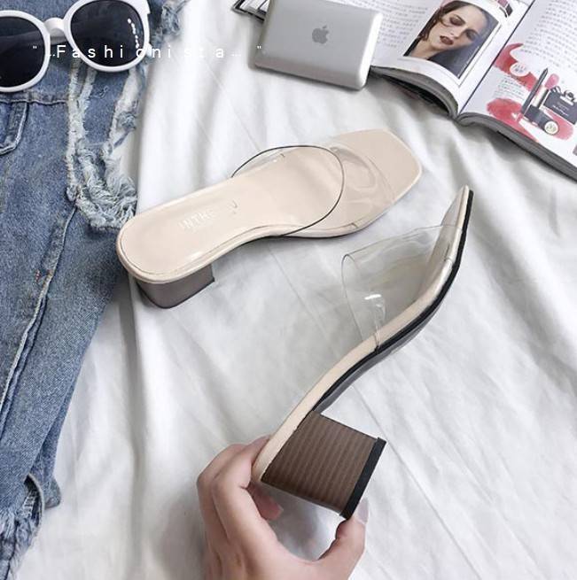 มาถึงแล้วจ้าา แบบขายดีลูกค้าถามหากันเยอะ รองเท้าทรงสวมส้นใหญ่ วัสดุ pu คัตติ้งแน่น สายคาดหน้าเป็นพลาสติกใส เนื้อหนานิ่ม ใส่สบายไม่บาดเท้า ส้นลายไม้ คู่นี้เน้นความเปลือยเท้า ส้นไม่สูงมากเดินง่าย แต่ใส่แล้วดูขาเรียวยาวขึ้น สวยเป๊ะดูแพงเลยค่ะ งานจริงเหมือนแบ