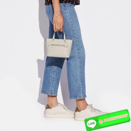 Coach Mini Gallery Crossbody With Stripe Heart Print (coach ca793) กระเป๋าสะพายข้าง เทรนรุ่นเล็กมาแรงวัสดุหนังแท้ทั้งใบ เปิดปิดด้วยซิป มีช่องใส่บัตรเครดิต 2 ช่อง ซับในผ้า สายสะพายถอดได้ สามารถสะพายข้างหรือสะพายไหล่ได้