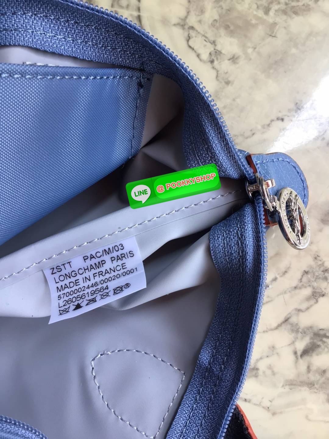 Longchamp Le Pliage Club Tote Bag Size S หูยาว วัสดุเนื้อผ้า Nylon Canvas เคลือบกันนำ้ ตัดด้วยหนังแท้ที่มีน้ำหนักเบา ดีไซน์เรียบง่ายแต่เต็มไปด้วยความคลาสสิก จนเป็นที่ชื่นชอบไปทั่วโลก Longchamp ปรับโฉม LE PLIAGE ด้วยการปักลายรูปม้า-ตราสัญลักษณ์ของแบรนด์บนผ