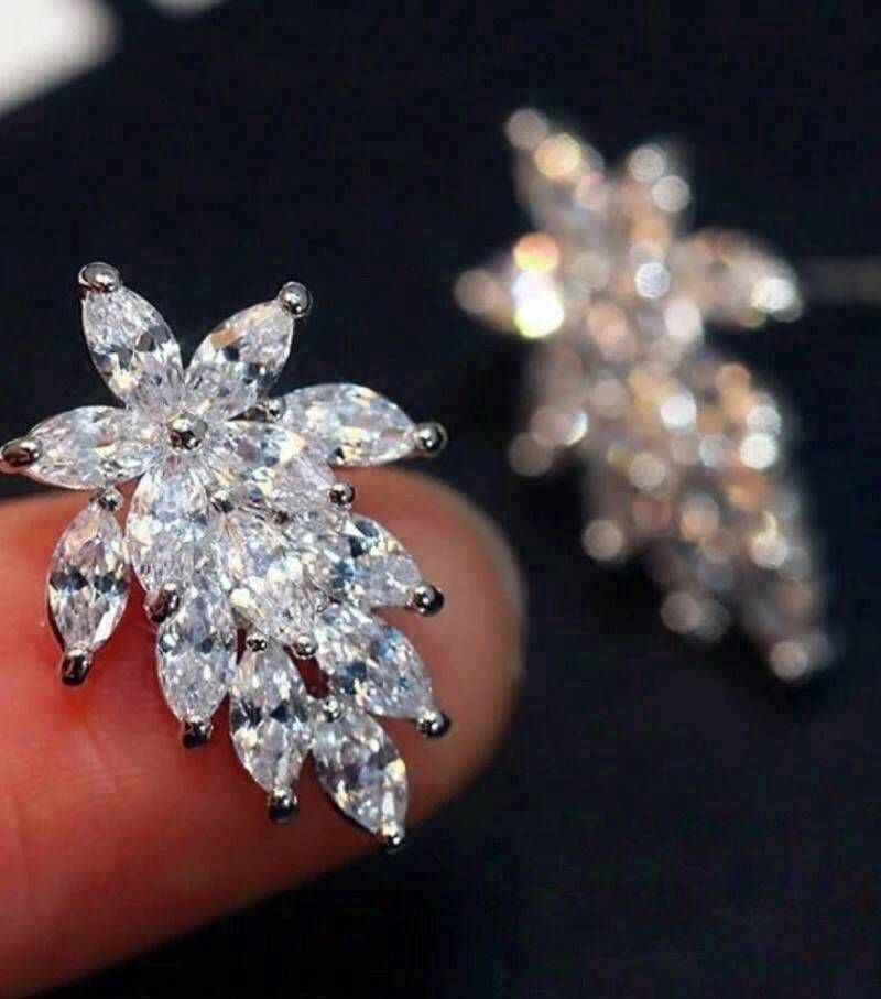 New arrival !!!! Diamond Earring ต่างหูเพชร CZ แท้ งานเกรดตู้เพชร งานหรูหรา ใส่ออกมาสวยมาก คู่เดียวจบทุกสิ่งอย่าง ดีไซส์ modern งานอย่างดีค่ะ รับรองสวยมากงานคุณภาพสุดๆ งานเก๋ๆ ดูดีมากๆ รับประกันความสวย รับประกันความพอใจเลยค่ะ เพชรเยอะสะใจค่ะ เพชรเล่นไฟดีท