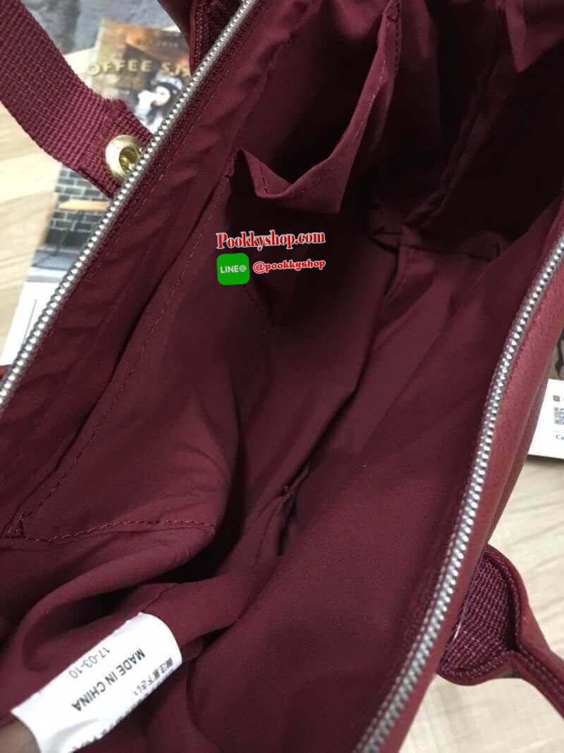 Anello polyester 2 way mini boston bag จากแบรนด์ดังในประเทศญี่ปุ่น กระเป๋าสไตล์คลาสสิค มีโครงปากกระเป๋ากว้างเป็นสัญลักษณ์ วัสดุหนังpu กันน้ำได้ ภายในมีช่องใหญ่และช่องเล็กด้านข้าง2ช่อง เปิดปิดด้วยซิปคู่ มีตัวล้อคที่หูจับ ด้านหน้ามีช่องซิปเล็กใช้งานได้จริง