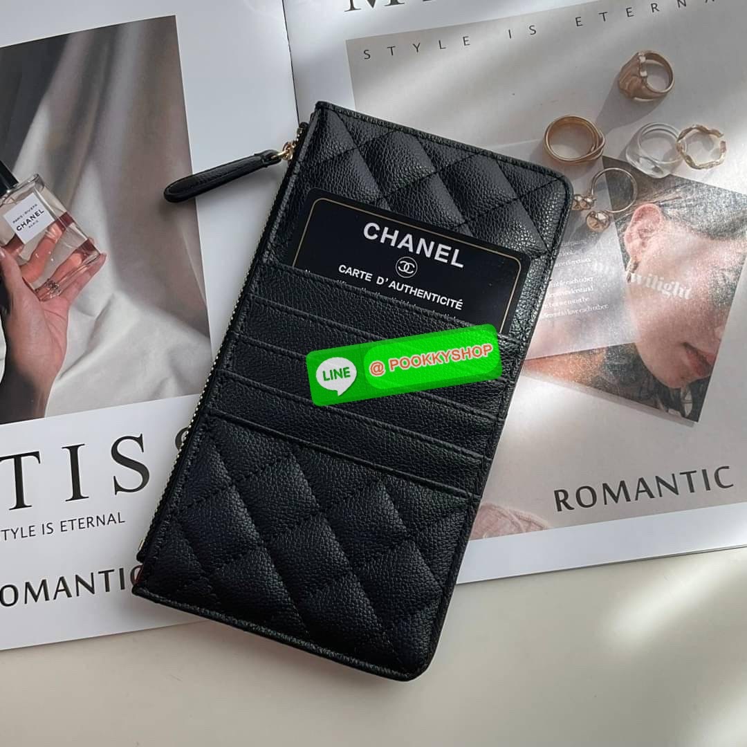 พร้อมส่งแล้วค่ะ ❤️🤍 พร้อมส่งที่ไทยค่าา กระเป๋าสตางค์รับทรัพย์ แนะนำรุ่นนี้เลยคะ งานกิ้ฟ กระเป๋าสตางค์ทรงสวย สะดุดตา หนังสัมผัสลายด้าน จากแบรนด์ CHANEL ด้านหน้ามีโลโก้แบรนด์ CC สีทองหรู มีช่องซิปยาว ใส่ธนบัตร ด้านหน้าใส่มือถือขนาดเท่า NOTE10