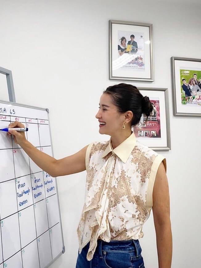 เซทเสื้อแขนกุด ดีเทลผ้าลายฉลุแต่งขอบผ้าสีครีม แต่งผ้าลายฉลุระบายด้านหน้าที่กระดุมเม็ดบน แมทซ์กับกางเกงสีครีมเอวสูง งานสวย หรู ดูไฮคลาสม๊ากจ้า