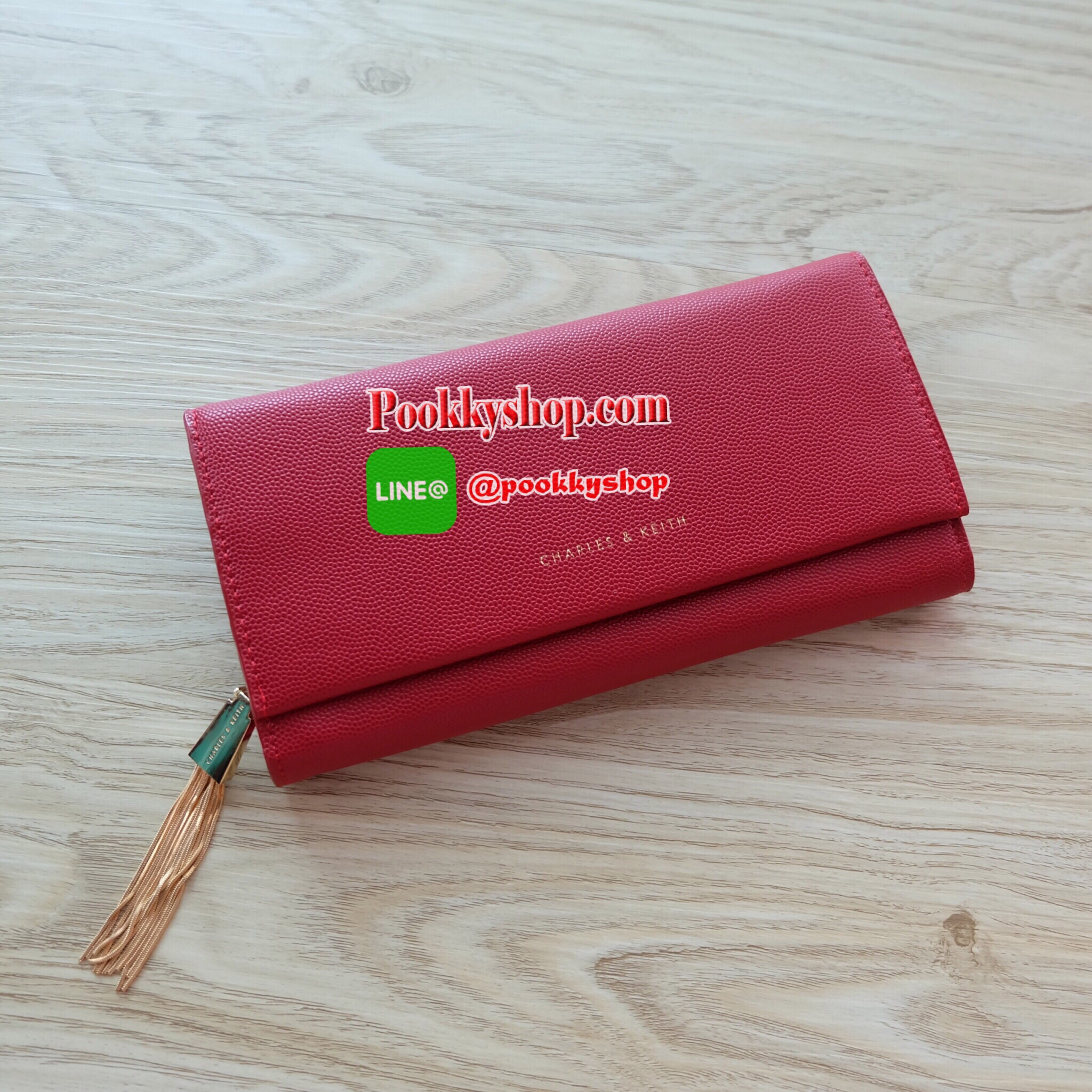 Charles & Keith Tassel Long Wallet กระเป๋าสตางค์ใบยาว วัสดุหนังลายคาร์เวียร์ ตกแต่งด้วยพู่สีทอง เปิด – ปิดกระเป๋าด้วยเเม่เหล็กแบบซ่อน ภายในมีช่องใส่บัตร ช่องซิปใส่เหรียญ และช่องใส่ธนบัตร ใส่ iPhone 7+ ได้ค่ะ ด้านหลังมีช่อง 1 ช่อง