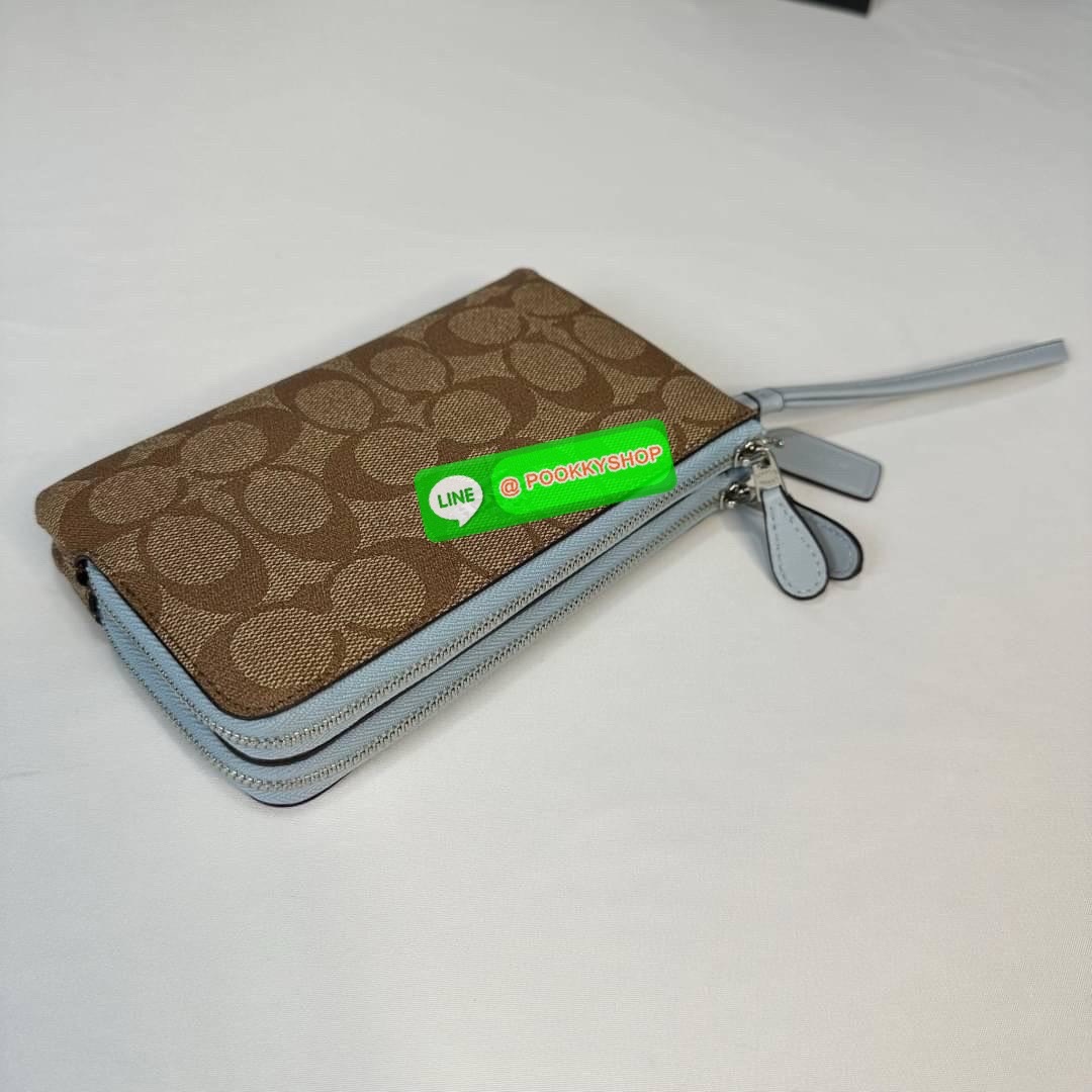 กระเป๋าคล้องมือ COACH 87591 DOUBLE CORNER ZIP WRISTLET IN SIGNATURE CANVAS (COACH 87591 ） กระเป๋าคล้องมือ2เซิปใหญ่ ลายCหนังและ ด้านในเป็นผ้า แบ่งเป็นช่องเล็กๆใส่เหรียญใส่แบงค์ใส่บัตร แล้วแต่จะใส่มีหลายช่อง ใส่โทรศัพท์ได้ทุกรุ่นพร้อมสายคล้องมือ