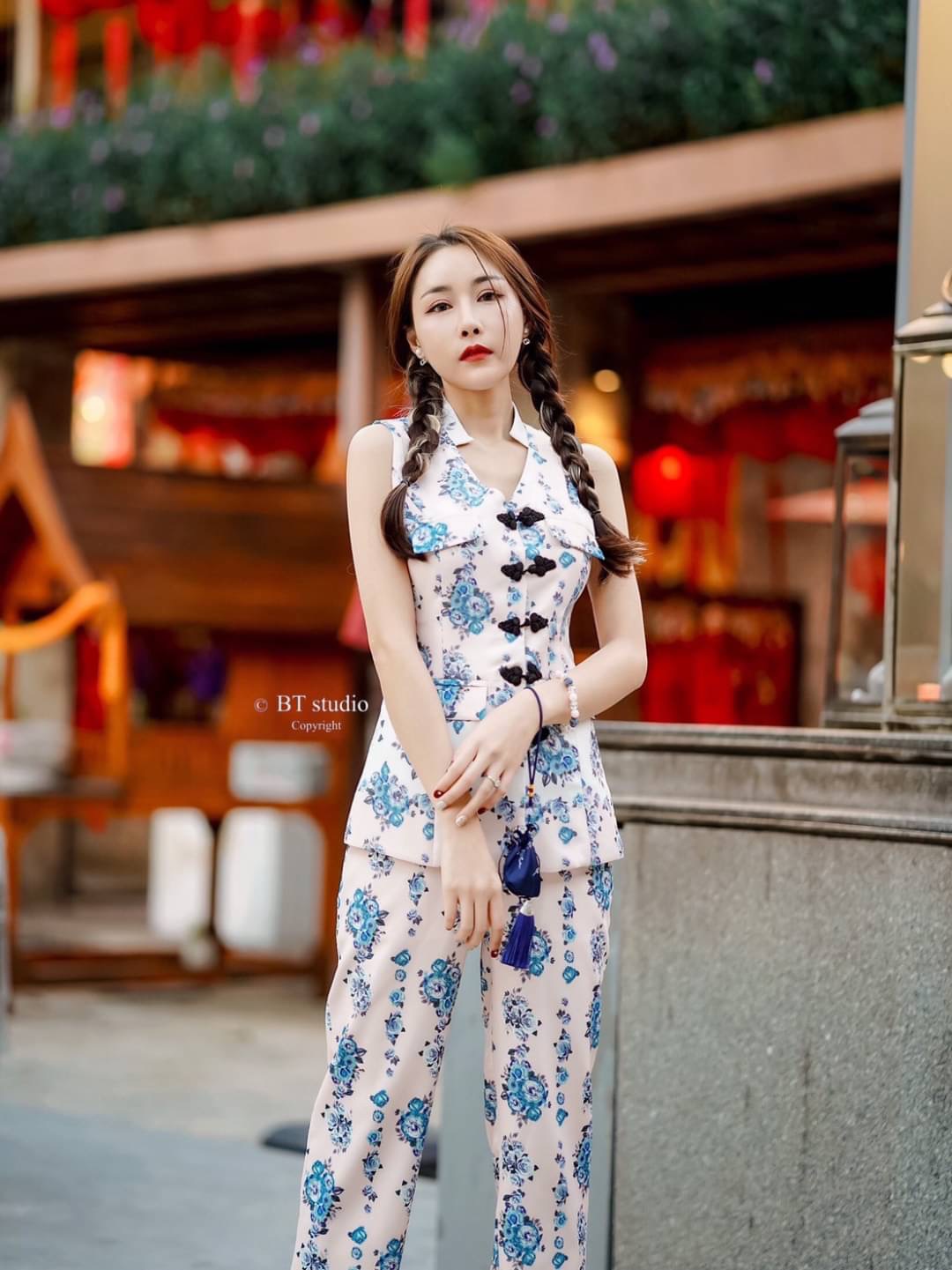 DETAIL : เซทเสื้อแขนกุด แต่งกระดุมจีน งานผ้าพิมพ์ลายคมชัดทั้งชุด สีคุมโทนโอรสพีช ๆ หวาน ๆ ตัดด้วยลายสีฟ้า ตัดแทบขาวที่ปก และปลายเสื้อ เนื้อผ้าและคัตติ๊งเป๊ะ งานสวย หรู ดูผู้ดี ดูแพงม๊ากจ้า