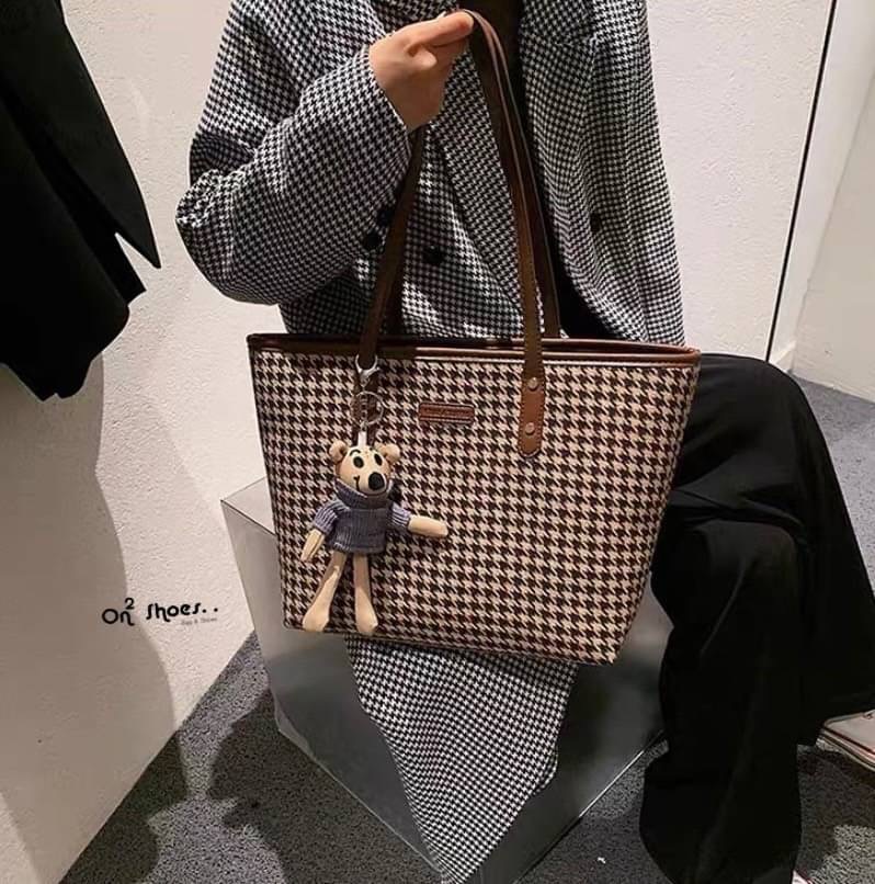 กระเป๋าสะพายแฟชั่นทรงชอปปิ้ง หนังลายชิโนริ ใบใหญ่จุของได้เยอะเลย มาพร้อมพวงกุญแจหนูพร้อมส่งน้า