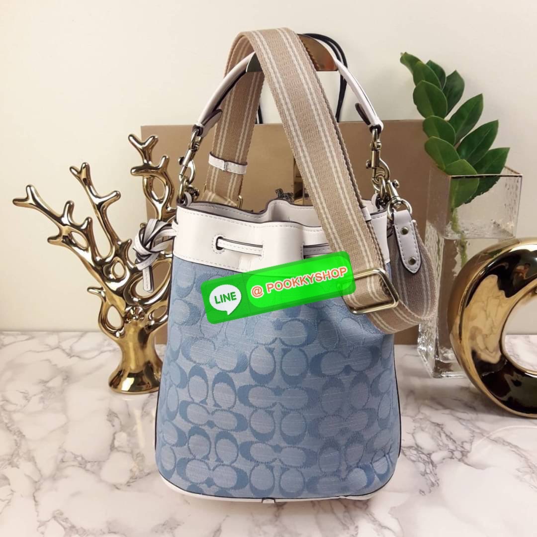 NEW IN HOT ITEM >>ทรงฮิต ติดจรวด หลงรักกันแทบทุกราย😍>>COACH FIELD BUCKET BAG IN SIGNATURE CHAMBRAY (C4693)🍁กระเป๋าสะพายข้างทรงขนมจีบ ทรงสวยมากมาย//วัสดุผ้าทอลาย signature โดดเด่นสียีนส์ ตัดกับขอบหนังแท้คุณภาพ >>มี 2 สายสะ
