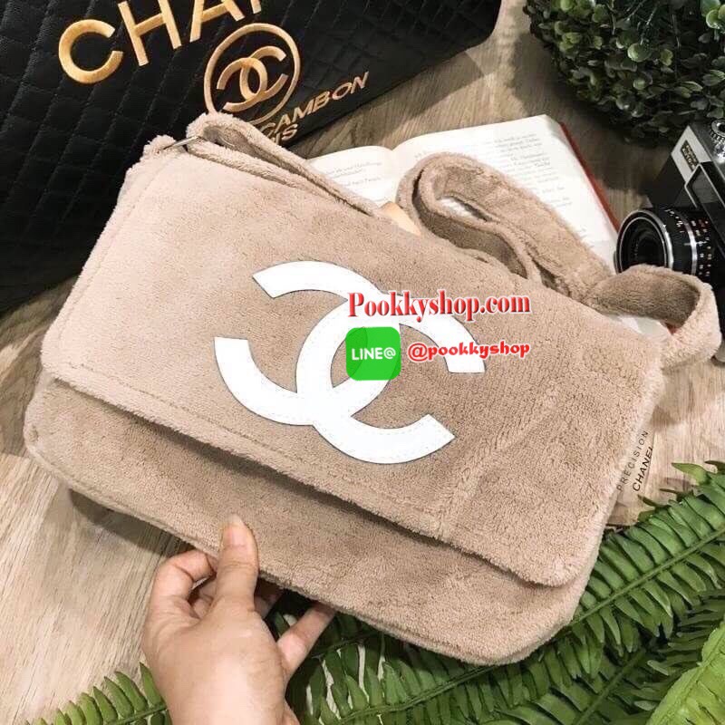 MUST HAVE! Chanel Beaute Crossbody Bag กระเป๋าถือหรือสะพายพรีเมี่ยมของเเท้จาก Chanel Cosmetic Counter VIP Gift รุ่นแนะนำวัสดุขนวูฟสีดำหนานุ่มตัดโลโก้แบรนด์หนังแก้วสวยโดดเด่น น้ำหนักเบา เปิดปิดด้วยฝาปิดกระดุมแม่เหล็ก ใบใหญ่กำลังดีใส่ ipad กระเป๋าสตางค์ใบยา