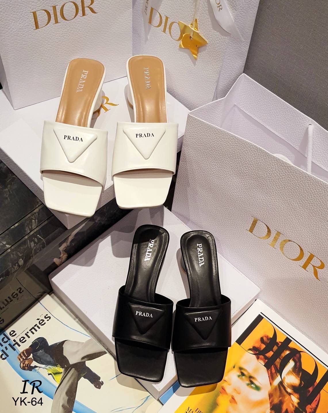 แบบขายดี!!! พร้อมส่ง Prada รุ่นใหม่ปังมากจ่ะแต่งโลโก้แบรนด์ พื้นหนางานดีเดินไม่เยกเยก ปั้มแบรนด์ ส้นกระบอกกบม 2.5 นิ้ว ใส่สวยมากค่าช่วงนี้