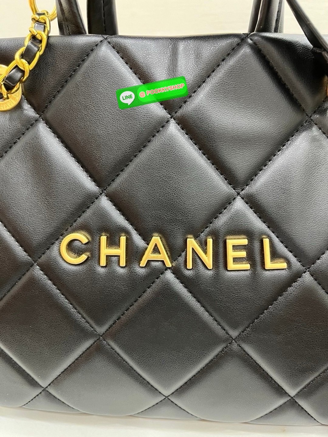 CHANEL SHOPPING BAG กระเป๋าหนังแกะสังเคระห์อย่างดี ใบใหญ่ หนังนุ่มมากๆ ลายนวม หนังมีความลื่นเงาค่ะ โดดเด่นด้วยโลโก้แบรนด์และสายสะพายไหล่ใช้โลหะอย่างดีแถมสวยและหรูมากๆเลย ภายในกระเป๋ากว้างใส่สัมภาระได้เยอะหายห่วงเลยค่ะ