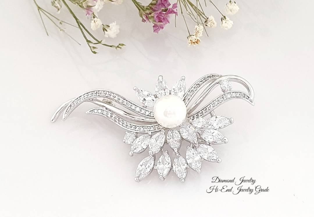 New Arrival !!! Diamond Brooch เข็มกลัดงานเพชร CZ แท้ ประดับมุก งานสวยดูดี เพชรขาวใส ไม่ขุ่นแม้แต่เม็ดเดียว ซื้อไปไม่ผิดหวังแน่นอนค่ะ กลัดเพิ่มมูลค่าชุดเก่งได้เยอะเลยจ้า