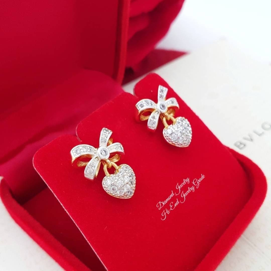 New Arrival !!! ต่างหูเพชรสวิสแท้ เพชรคัดเกรดอย่างดีค่ะ งานอย่างดีค่ะ รับประกันคุณภาพเลยค่ะ รุ่นนี้ดีไซส์สวย ใช้แม่พิมจากร้านเพชรเลยคะ งานสวยมากกกก ใส่ออกมาน่ารักจิงๆ แม่ค้าแนะนำอย่างแรงค่ะ เพชรสวยวิ้งวาวมากกกกกๆๆๆค่ะ