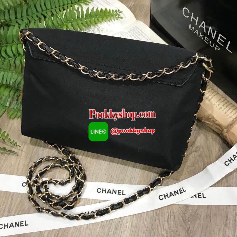 ห้ามพลาดรุ่นใหม่ล่าสุด! Chanel Envelope Cosmetic Bag With Chain VIP Gift With Purchase (GWP) พรีเมี่ยมเเท้จาก Chanel Cosmetic Counter ดีไซน์รูปซองจดหมายวัสดุ Nylon&Polyester 100% อยู่ทรงสวยด้านหน้าประดับโลโก้แบรนด์วิ้งๆสวยหรูดูดี เปิดปิดด้วยฝาปิดพร้อมซิปแ