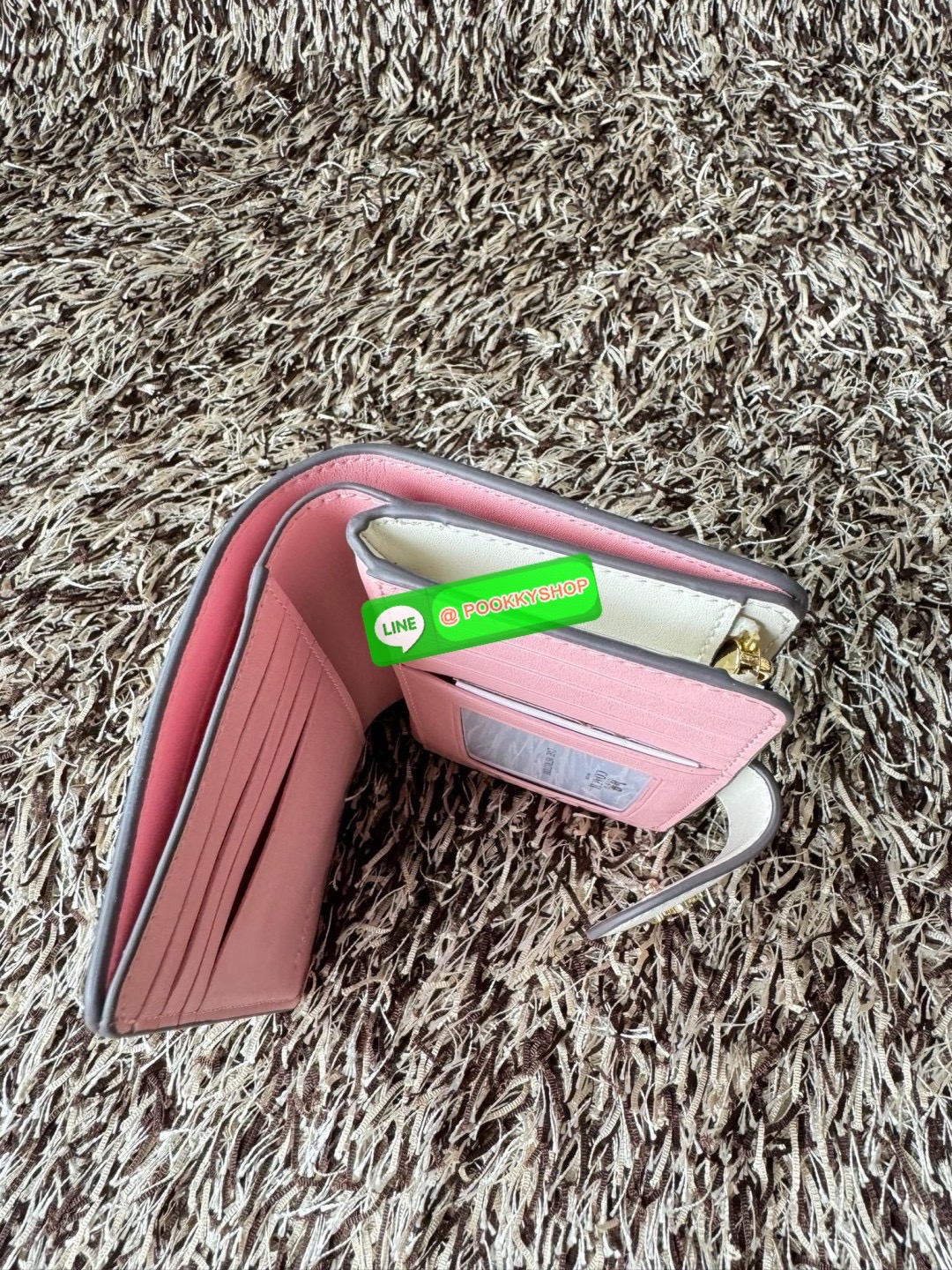 COACH MEDIUM CORNER ZIP WALLET IN SIGNATURE CANVAS กระเป๋าสตางค์ขนาดกลางที่ถือว่าเป็นไอเทม Must Have ของทุกเพศทุกวัยที่ต้องพกติดตัวไว้ตลอดเวลา เพราะนอกจากจะช่วยจัดเก็บเงิน บัตรประชาชน บัตรเครดิตและต่าง ๆ ให้เป็นระเบียบเรียบร้อยยังต้องคำนึงถึงประโยชน์ใช้สอ