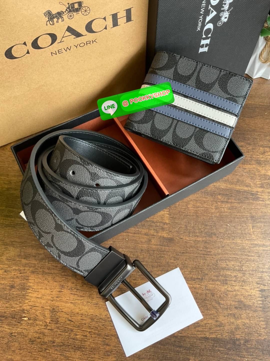Coach Short Wallet with Belt Set ซื้อ1ได้ถึง 2 💕 Coach Box Set เซตสุดคุ้ม!! มาพร้อมกล่องสุดหรู กระเป๋าสตางค์ + เข็มขัด ชุดกระเป๋าสตางค์ใบสั้น และ เข็มขัด ปั้มโลโก้แบรนด์ คุณภาพดี💕 โดดเด่นด้วยดีไซน์เรียบหรู และ มีเอกลักษณ์เฉพาะตัว กระเป๋าสต
