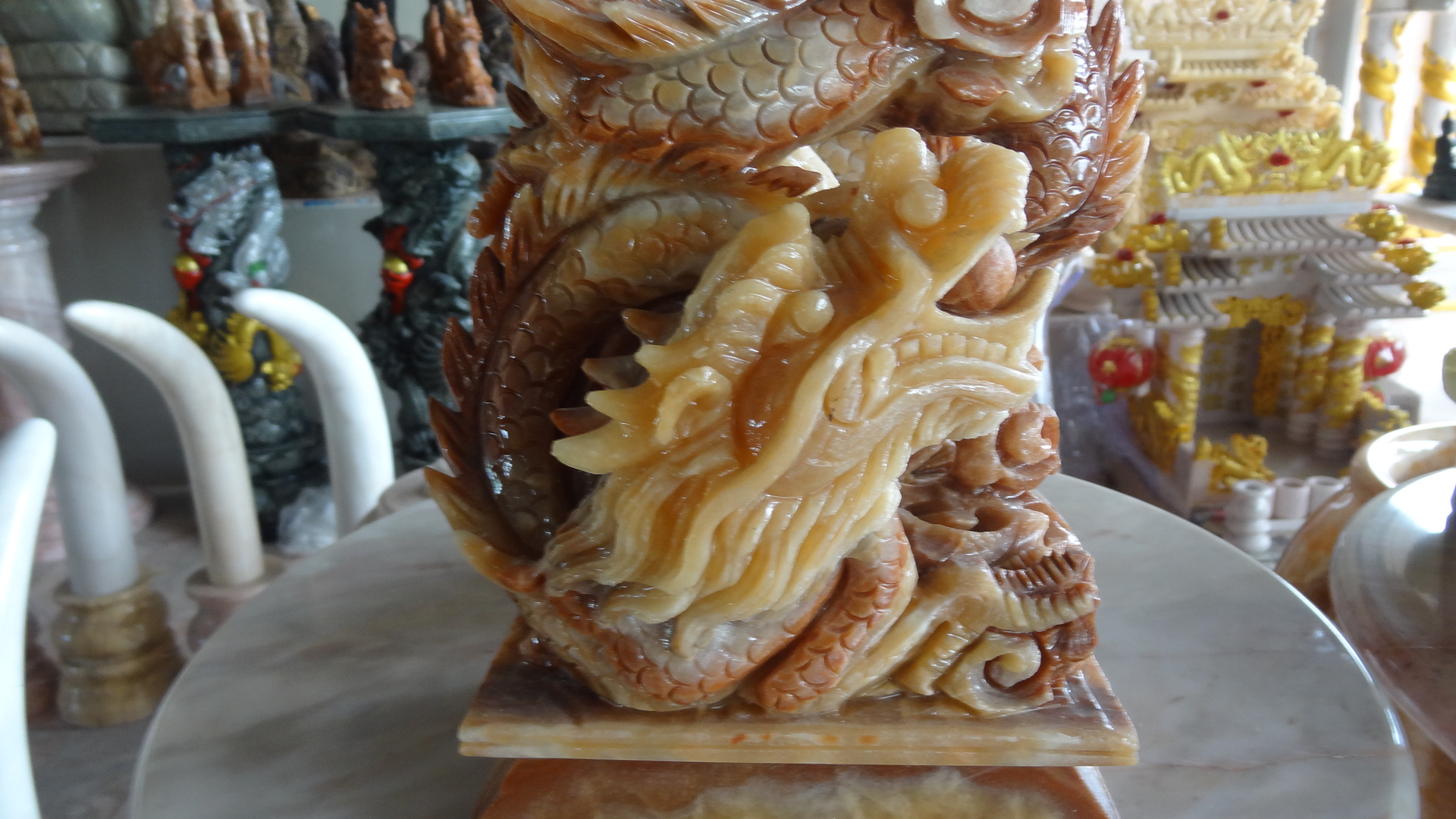 มังกรคาบแก้ว หินหยกน้ำผึ้งแกะสลักขนาด กว้าง 30 สูง 16 เซนติเมตร