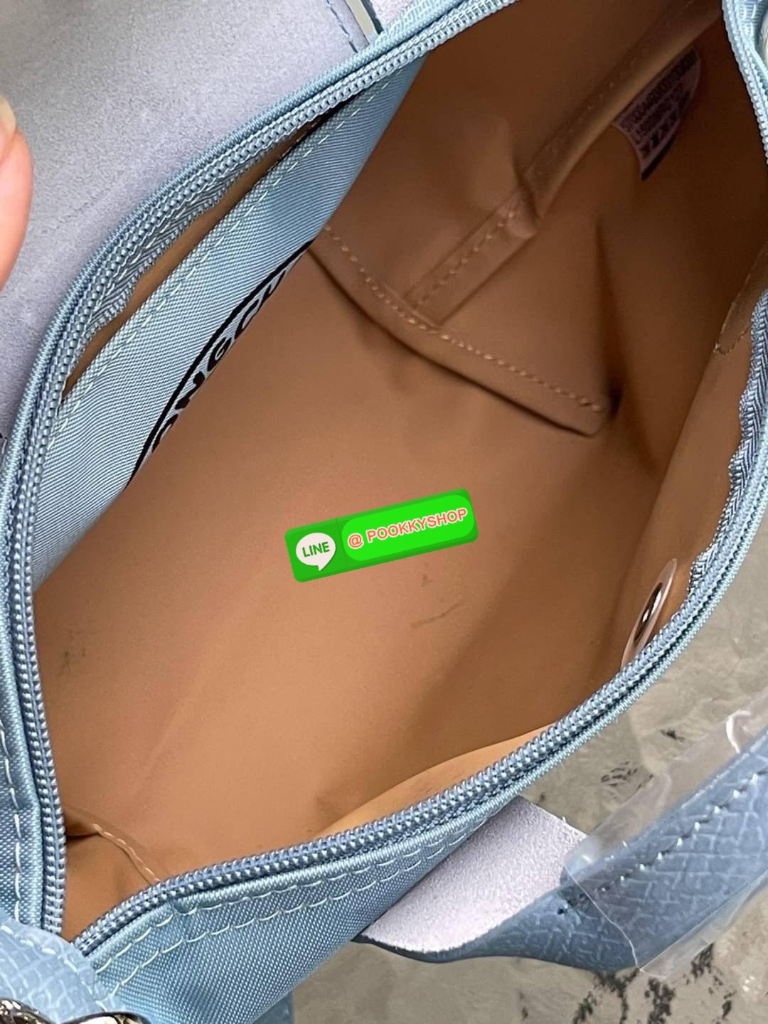 Longchamp x André XS Le Pliage Top Handle Bag พบกับคอลเลคชั่นสุดพิเศษจากลองฌองป์ ‘Longchamp & André’ ที่มีศิลปินกราฟิตี้ชื่อดัง อังเดร ซาไรวา (Mr. André Saraiva) เจ้าของคาเรคเตอร์การ์ตูนสุดร่าเริงอย่าง ‘มิสเตอร์เอ (Mr. A)’ มาร่วมออกแบบกระเป๋าคอลเลคชั่นพิเ