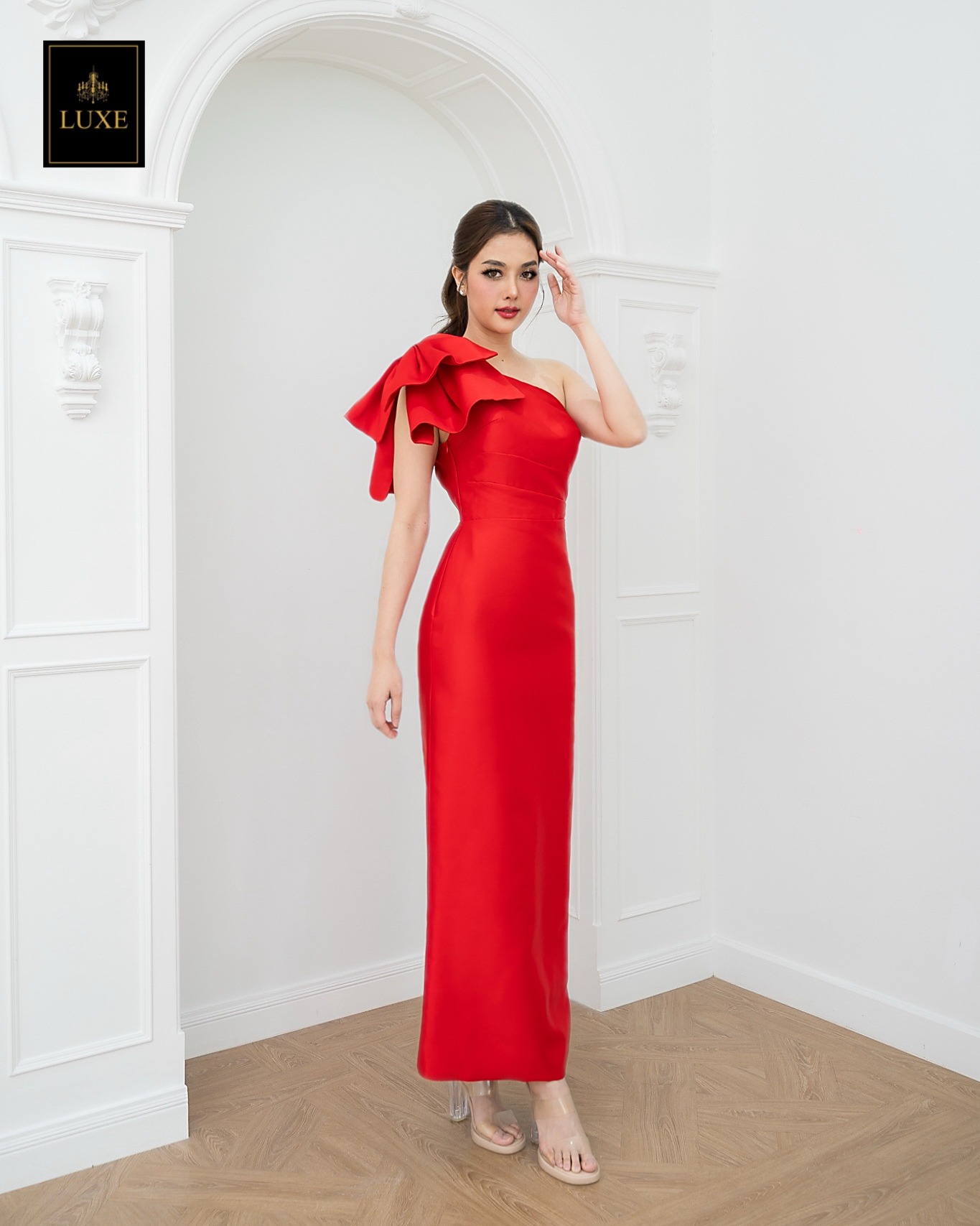 เดรสแฟชั่น เดรสเสื้อไหล่เดียวแขนกุด กระโปรงยาวทรงตรง แต่งโบว์ไซส์ใหญ่ที่ไหล่ขวา