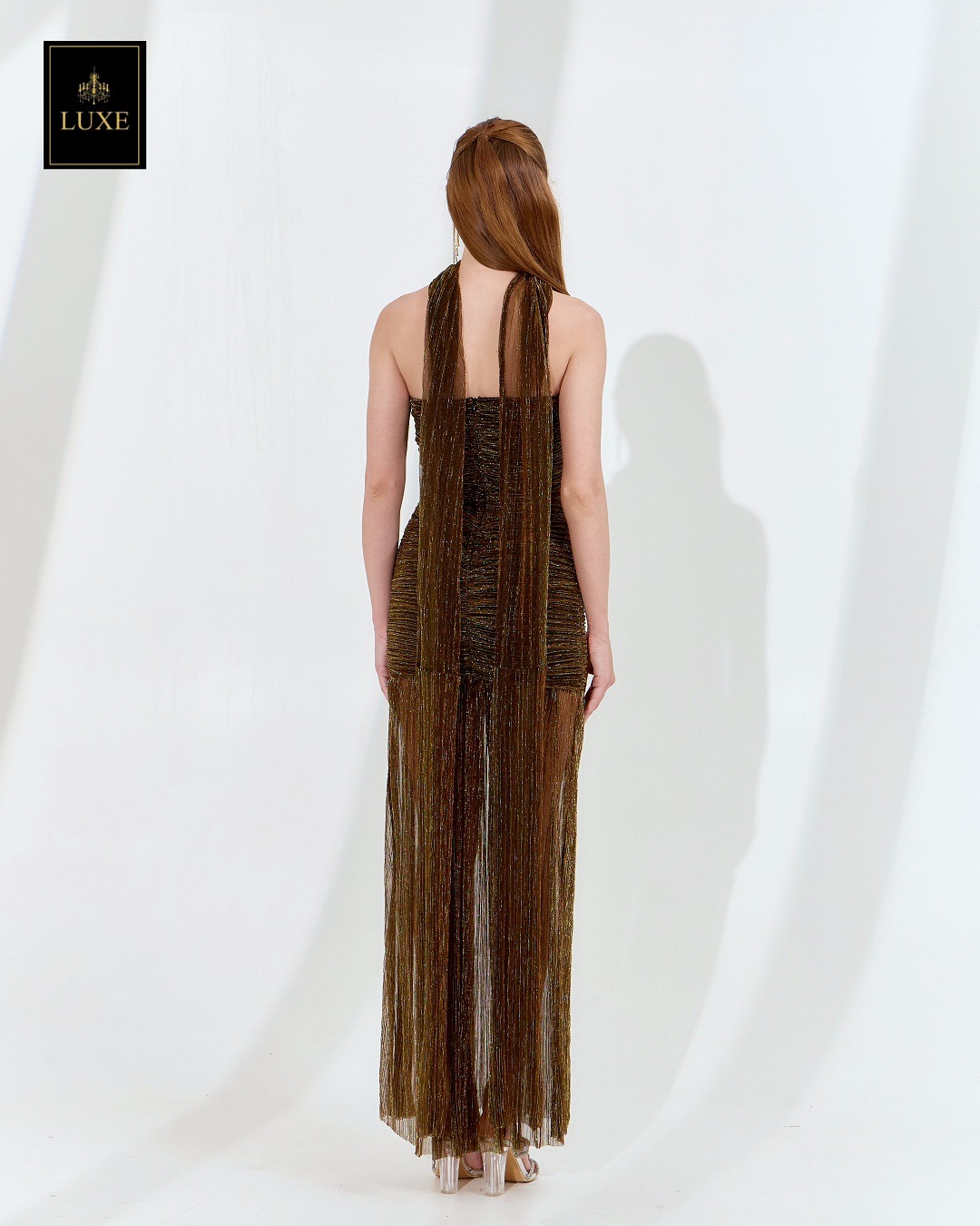 เดรสแฟชั่น เดรสเสื้อเกาะอกทรงเข้ารูป กระโปรงต่อชายระบาย ผ่าหน้า มาพร้อมผ้า mmคลุมไหล่