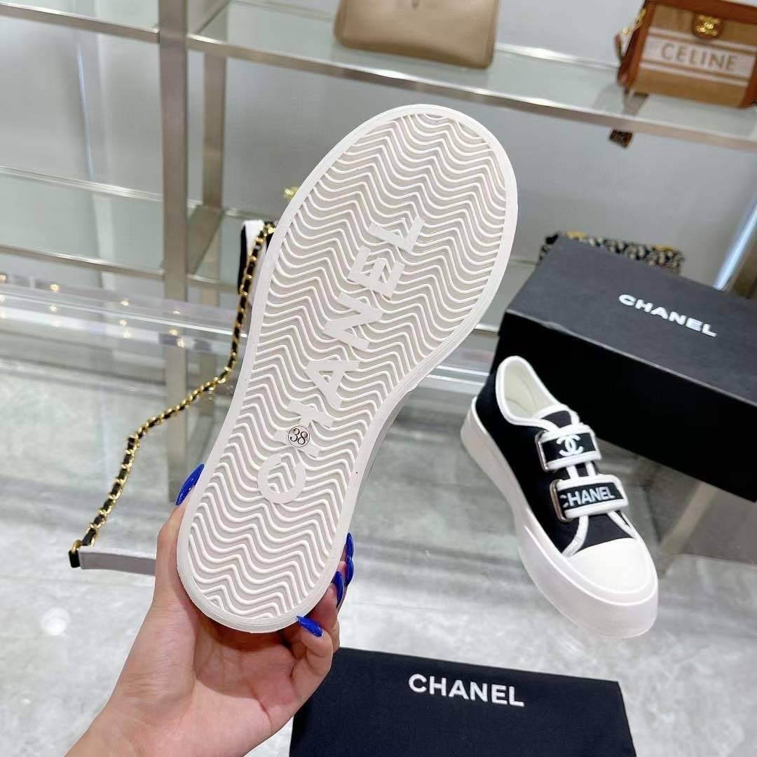 รุ่นใหม่ล่าสุดชนช็อปเลยจ้า รุ่นนี้ลุคคุณหนู hiso เลยจ้า รองเท้าผ้าใบสีดำ แบรนด์ CHANEL แต่งสายคาดโลโก้แบรนด์ ใส่สวยหรูสุดๆค่ะ ลุคสป็อตเท่ๆค่ะ งานมีโลโก้แบรนด์ทุกจุด ตามแบบต้นฉบับคะ งานลุคคุณหนูใส่สบาย แมทชุดง่ายเลยจ้า