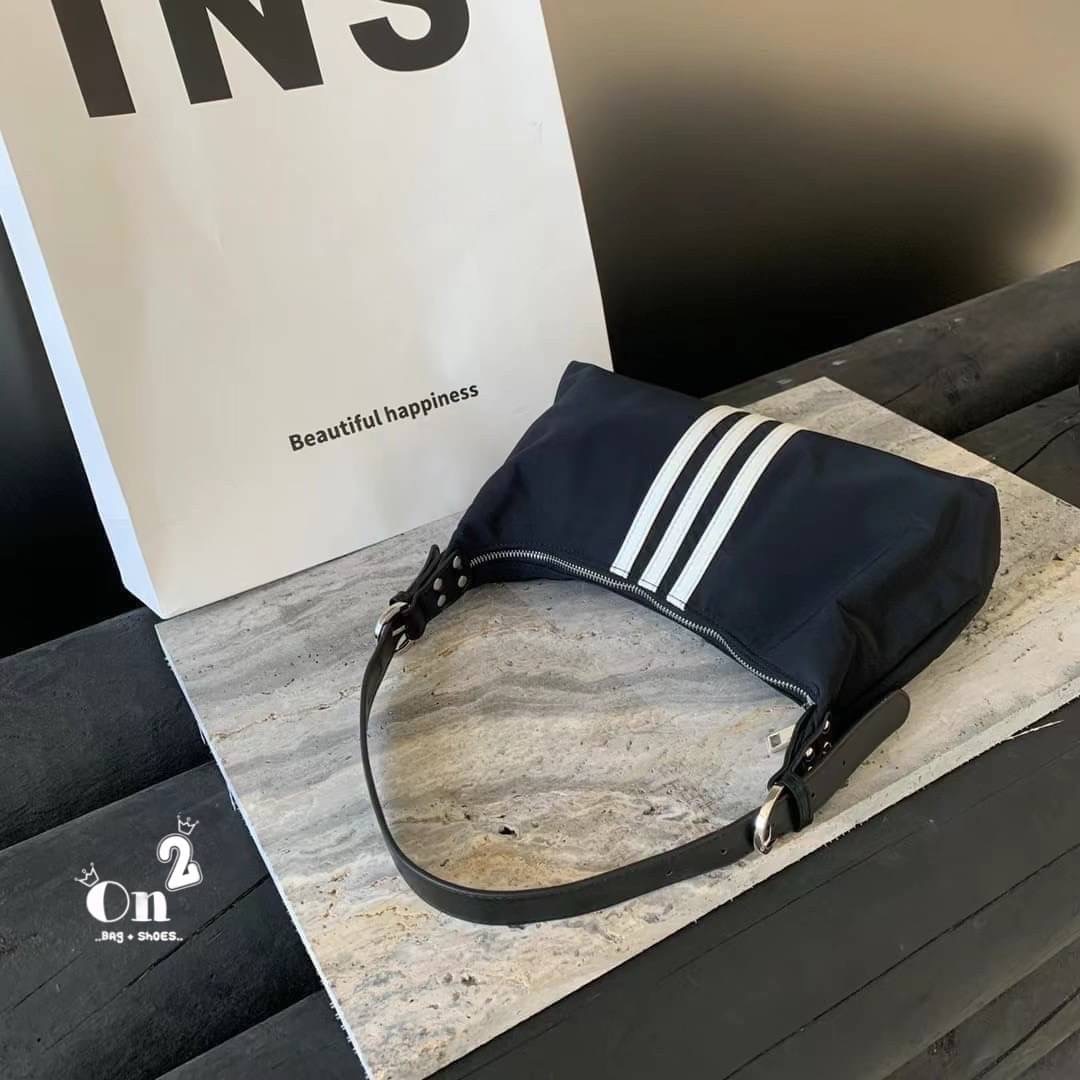 Adidas Style Nylon Shoulder Bag กระเป๋าผ้าไนลอน ขนาด 14นิ้ว น้ำหนักเบาใส่ของได้เยอะ รุ่นนี้สะพายขึ้นไหล่น่ารัก ด้านบนเป็นซิปค่ะ มีสายสะพายข้าง ปรับความยาวได้