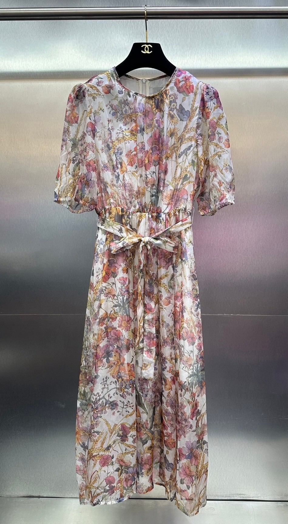 CHRISTIAN DIOR SS24 FLORAL MID LENGTH DRESS งานสวยชนช็อป แม็กซี่เดรสผ้าSilk ปริ้นลายดอกไม้ จีบรอบตัว ลายสวยคมชัด ผ้าสวยมาก รุ่นนี้ขายดีมาก งานสวยไฮเอ็น