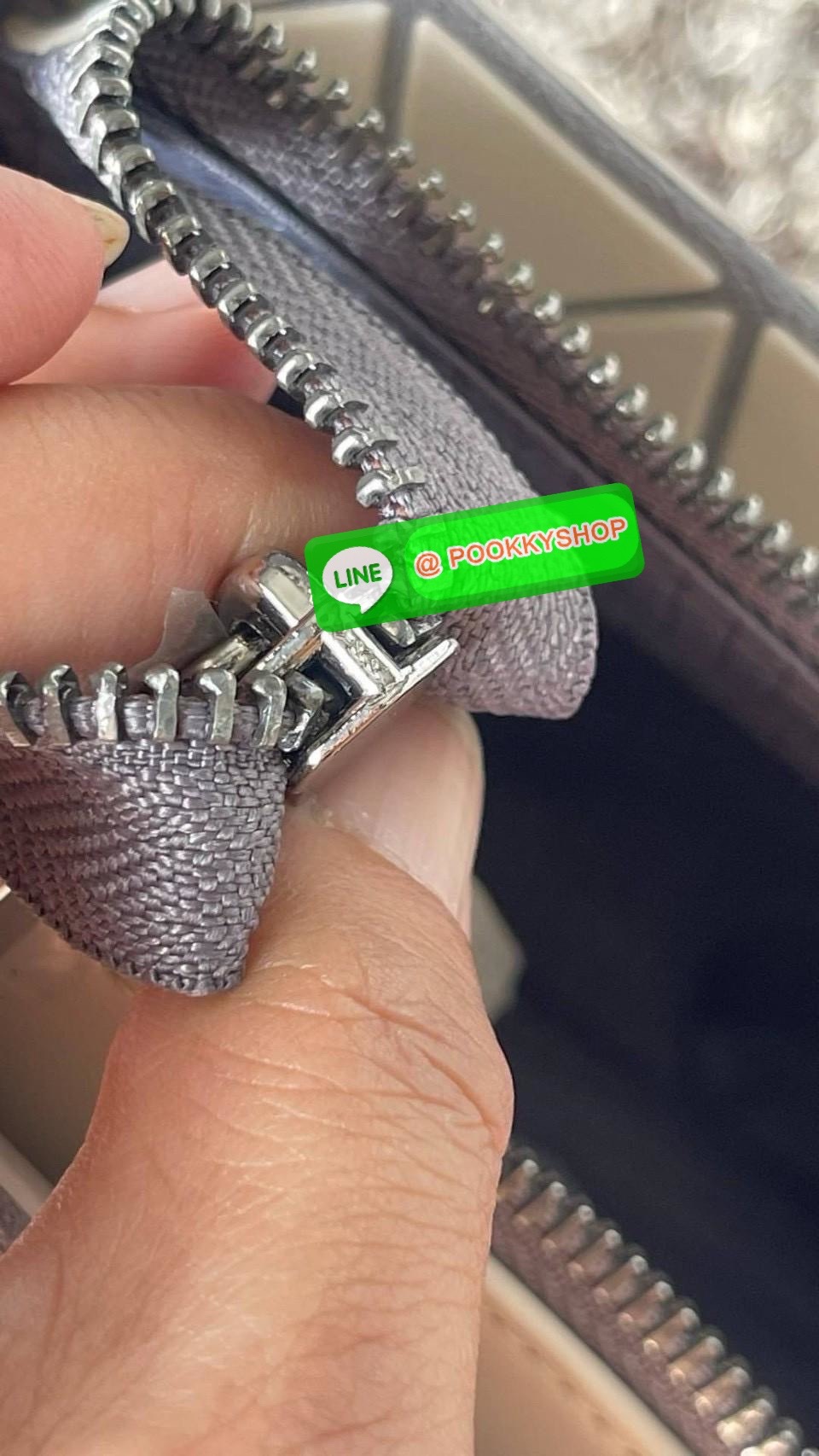 💕 BAO BAO ISSEY MIYAKE Crystal Shoulder Bag งานดีไซน์ที่ดูเรียบง่ายทั้งรูปแบบการใช้งาน มีช่องเปิดปิดแบบซิปเพื่อให้คุณพกพาของมีค่าได้อย่างสบายใจป้องกันสิ่งของตกหล่น ทั้งตัวเพลตสามเหลี่ยมและสายกระเป๋าหนัง สวยแบบคูลๆ ทั้งยังดูแลรักษาง่าย น้ำหนักเบา เ