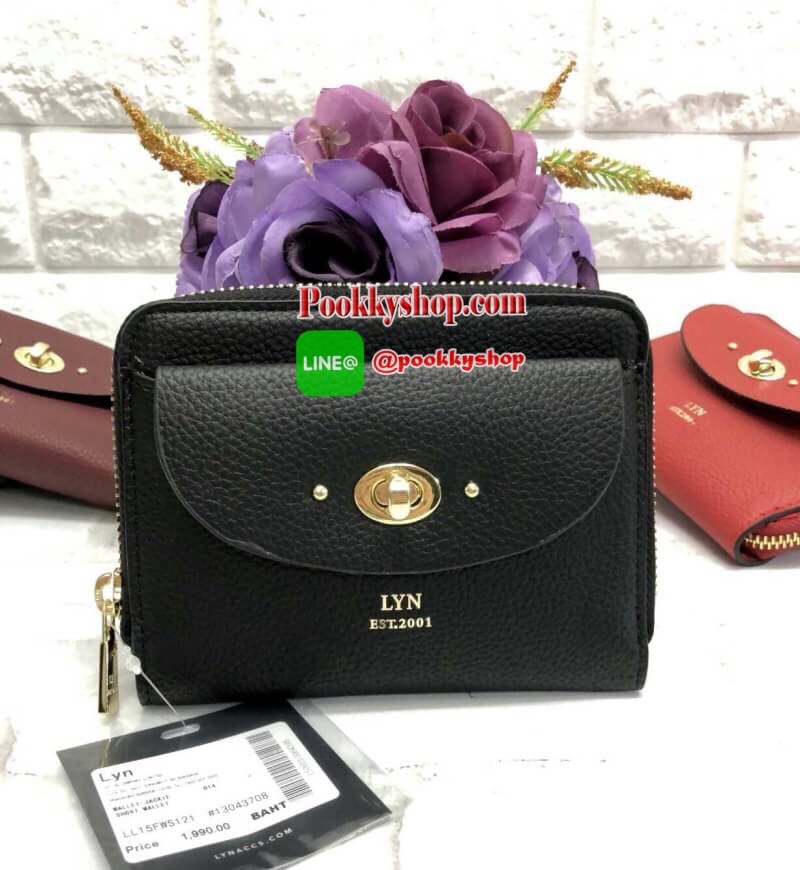 New arrival !!! LYN SHORT WALLET BAG รุ่นใหม่ล่าสุด!!! กระเป๋าสตางค์ใบสั้นขนาดกลาง วัสดุหนังลิ้นจี่ ลายหนังสวย นิ่มมือมากๆค่ะ ด้านหน้ามีช่องกระเป๋าหนึ่งช่อง เปิดปิดช่องหลักแบบซิปรอบ ด้านในมีข่องใส่รูปถ่าย ช่องใส่บัตรต่างๆได้ถึง 10 ช่องค่ะ มีช่องกว้างสำหรั