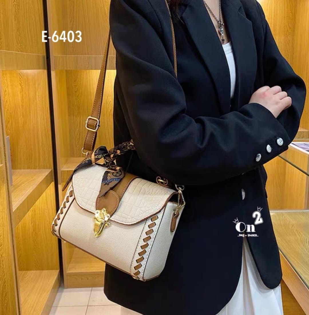 สุดปังงงไปเลยค่าา ทรงเหลี่ยม ฝาปิดลายหนังจระเข้ อะไหล่ทอง มาพร้อมสายสะพายยาว 1 เส้น สามารถถอดสาย ถือเก๋ๆได้ หรือใส่สายยาว crossbody ได้เลยค่ะ