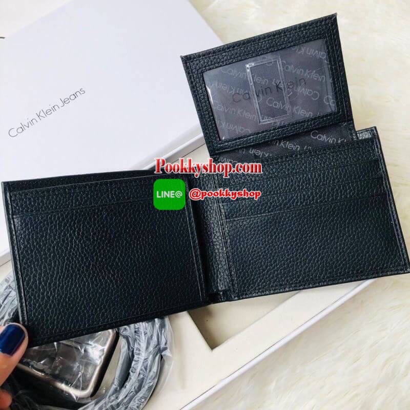 Calvin Klein Leather Belt & Wallet Set Setกระเป๋าสตางค์+เข็มขัด กระเป๋าสตางค์ด้านหน้าปั๊มชื่อแบรนด์ มีช่องใส่บัตร ช่องใส่ธนบัตร 2 ช่อง และช่องเก็บเหรียญ เข็มขัดหนังแท้ปั๊มแบรนด์ สามารถสลับใช้ได้ทั้ง 2 ด้าน เข็มขัดปรับระดับได้ 5 ระดับ มาพร้อมที่เจาะรูจ้า