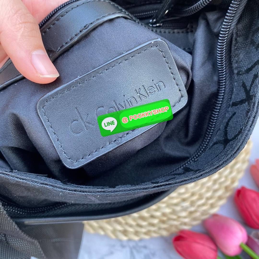 CALVIN KLEIN JEANS CROSSBODY BAG กระเป๋าสะพาย Ck Jeans รุ่น Limited Edition น่าสะสมค่ะ ลายแบรนด์เป็นซิกเนเจอร์รอบใบ เปิด-ปิดด้วยซิป ด้านในโล่งกว้างมีช่องซิปและช่องใส่ของจุกจิก ด้านหลังมีช่องซิปเก็บของอีก 1 ช่อง ขนาดกำลังดีใส่มือถือได้ทุกรุ่น สายสะพายปรับไ