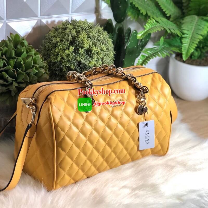 GUESS Sweet Candy Large Satchel กระเป๋าสะพายทรง Bowling รุ่นใหม่ล่าสุดจาก GUESS FACTORY หนังนิ่มลายตารางสวยอยู่ทรงใบใหญ่กำลังดี ด้านหน้าประดับโลโก้หูหิ้วโซ่ร้อยหนังสะพายไหล่ได้เเข็งแรงรับน้ำหนักได้เยอะ เปิดปิดด้วยซิปสะดวกใช้ มีหมุดรองฐานกันรอย ภายในมีช่อง