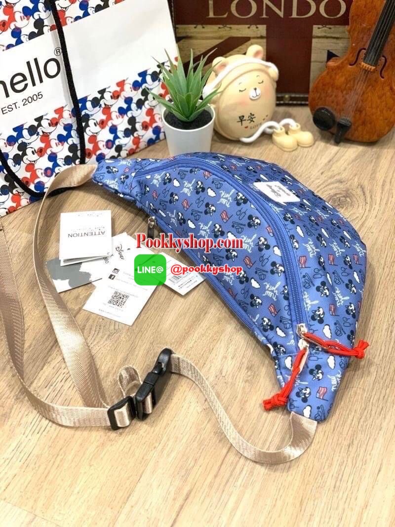 ANELLO กระเป๋าคาดอก CROSSBODY MINI DISNEY X ANELLO รุ่นDT-G010 กระเป๋าทรงคาดอก คาดเอว หรือสะพายครอสบอดี้ จากDisney x anello ซีรีย์ Let's travel with Mickey คอลเลคชั่นใหม่ที่มีการนำทั้ง 5 ประเทศ เอาสถานที่มาวางบนตัวกระเป๋าและมีตัวการ์ตูนสุดคลาสสิคอย่า