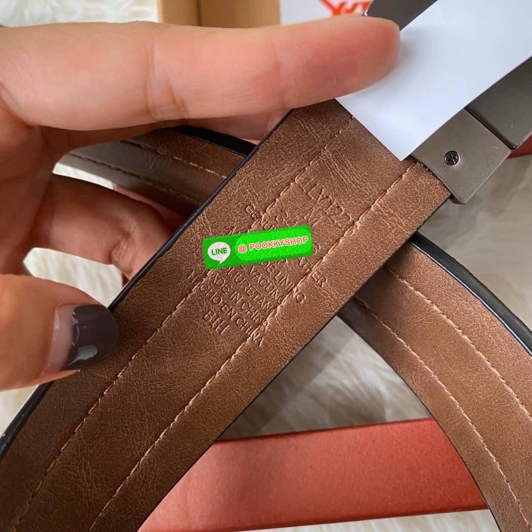 กระเป๋าสตางค์+เข็มขัด Levi's กระเป๋าด้านหน้าปั๊มโลโก้แบรนด์ด้านในมีช่องใส่บัตร และมีช่องใส่ธนบัตร 2 ช่อง ส่วนตัวเข็มขัด Levi's หัวเข็มขัดเป็นแบบลำลอง ด้านหน้าปั๊มอักษรแบรนด์ ตัวสายสีน้ำตาลดำ ด้านหลังปั๊มชื่อแบรนด์ มีแท็กป้ายติดตัวเข็มขัด