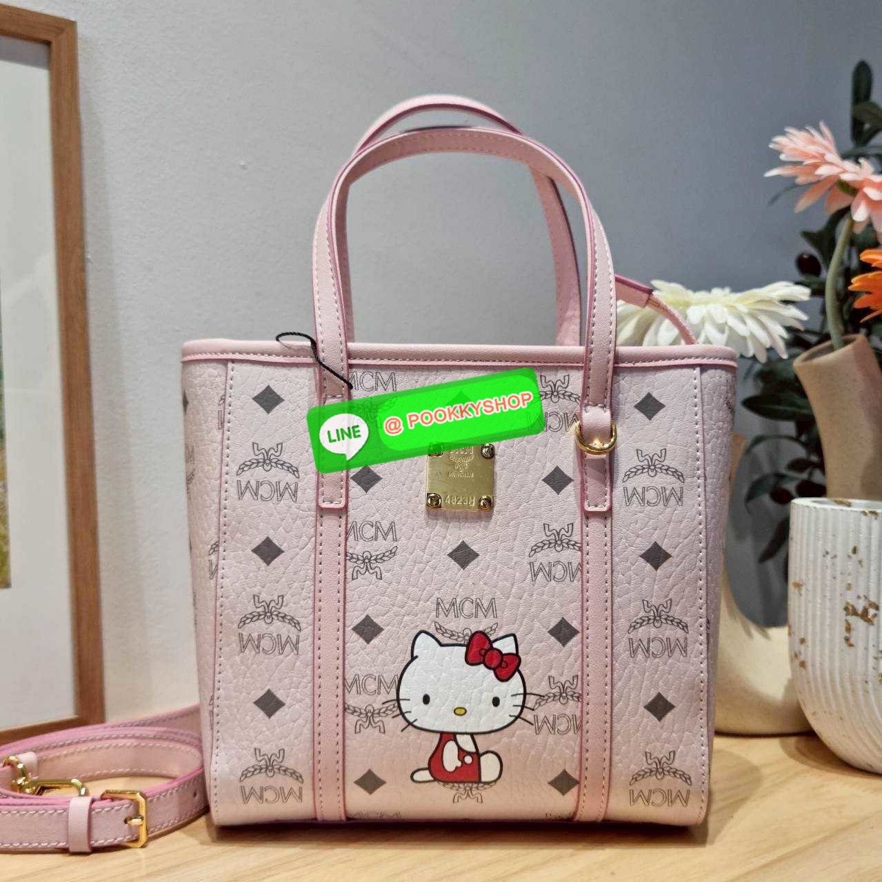 🔆 Model MCM × HELLO KITTY MINI TONI SHOPPER IN VISETOS 🔆 Details ฉลองครบรอบ 50 ปี Hello Kitty ที่มาคอลแลบกับ Mcm ได้อย่างลงตัว น่ารักน่าใช้มากๆ กับกระเป๋าถือ/สะพายข้าง ทรง shopper ไซส์มินิ สวยคลาสสิค ดีไซน์ปั๊มลายคิตตี้ละมุนๆ ขนาดพกพาสะดวก