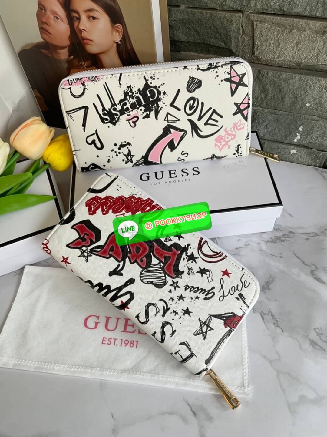 GUESS ABREE PRINTED ZIP-AROUND WALLET กระเป๋าสตางค์ใบยาวหนังซาเฟียโน่พิมพ์ลายดอกสวยหรู ด้านหน้าประดับโลโก้แบรนด์ เปิดปิดด้วยซิป ภายในแบ่งเป็น 3 ช่องหลักใส่ธนบัตรได้ มีช่องซิป 1 ช่อง ช่องใส่บัตร 8 ช่อง และมีช่องด้านหลังใส่บัตรสามารถใสธนบัตรได้อีกด้วย สามาร