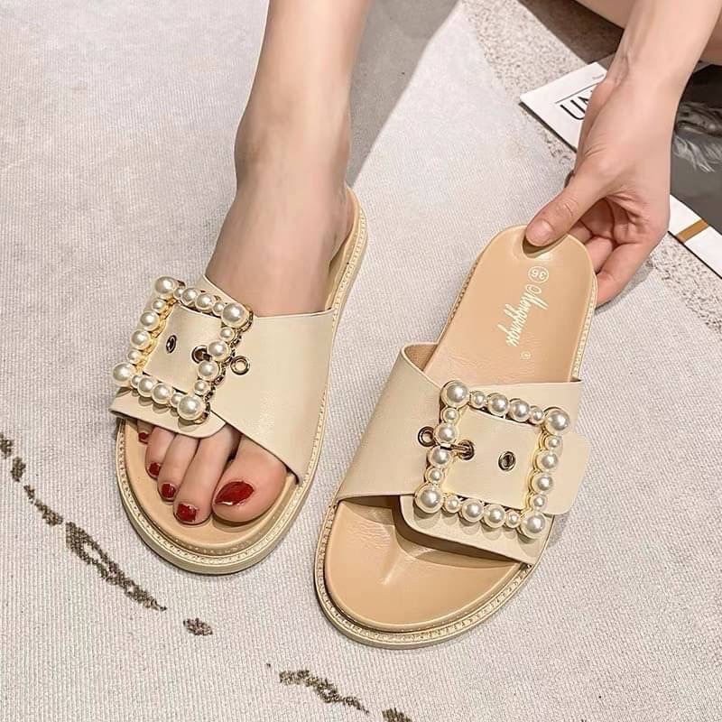 รองเท้าแตะรุ่นนี้บอกเลยว่าสวยมาก ด้านหน้ามีมุกประดับเป็นทรงสีเหลี่ยม ด้านข้างของรองเท้ายังมีเพรชเล็กๆติดรอบรองเท้าคือเริ่ดมาก เป็นรองเท้าแตะที่ไม่เหมือนใครมีดีเทล คู่นี้พลาดไม่ได้เลยนะคะ