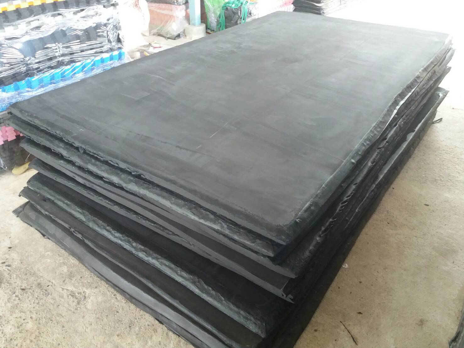 แผ่นยางกันกระแทกสีดำ ขนาด 130 x 240 ซม. หนา 50 มม.