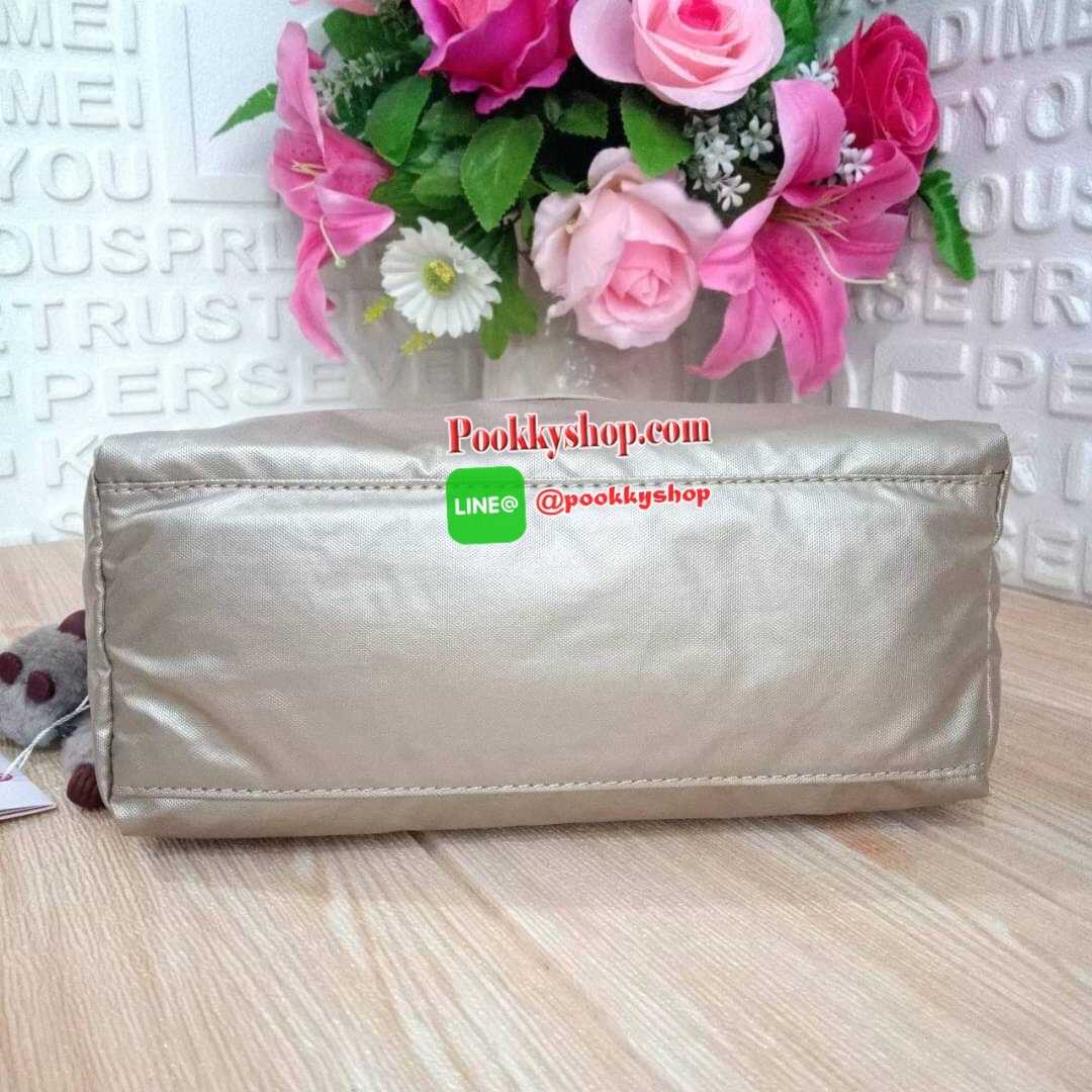 KIPLING Mini Crossbodybag กระเป๋าสะพายข้างขนาดกะทัดรัด ผลิตจากวัสดุ Nylon+ Polyester100% มีช่องใช้งานแยกย่อยมากถึง 4 ช่อง -ด้านหน้ามีช่องซิป 2 ช่อง -ช่องหลักโล่ง กว้าง จุของใช้ได้เยอะ -ด้านหลังมีช่องซิปอีก 1 ช่อง มาพร้อมพวงกุญเเจลิง สายสะพายยาวสามารถปรับไ