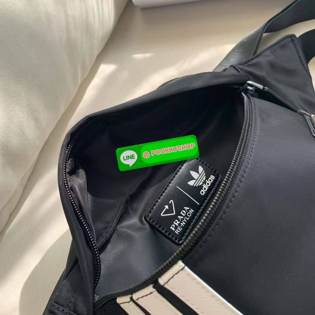 New Arrivals!!!PRADA Bag Premium gift กระเป๋าถือหรือสะพายพรีเมี่ยมกิ๊ฟ ซึ่ง Adidas และ Prada นำเสนอ กระเป๋าคาดเอวสไตล์สปอร์ตและอเนกประสงค์ และนำแถบสามแถบที่เป็นเครื่องหมายการค้าของ Adidas มาปรับปรุงใหม่ให้เป็นหนัง Saffiano ซึ่งเป็นวัสดุสัญลักษณ์ของ Prada