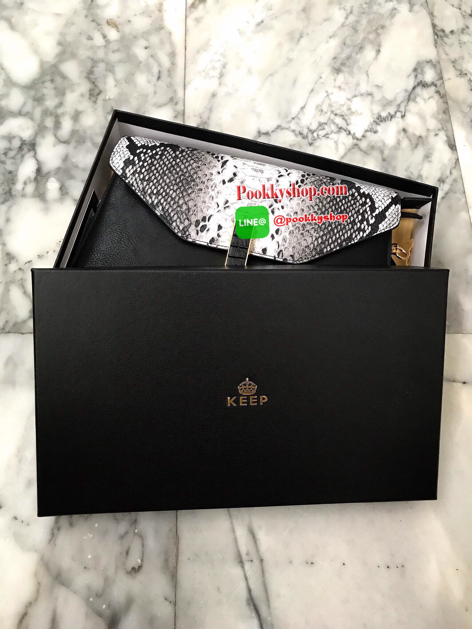 ใหม่ล่าสุด !!KEEP Clutch bag with strap กระเป๋าสะพาย งานหนังลายสวยมาก รับประกันคะ ปรับเก็บสายถือเป็น clutch bag ได้คะ มีสายคล้องข้อมือ อะไหล่ทอง ขนาดกะทัดรัด พร้อมช่อง ใส่ของ 3 ช่องใหญ่ มีซิปปิดปากกระเป๋าอย่างดี ใส่กระเป๋าตังค์ มือถือ iphone 6 plus ได้คะ