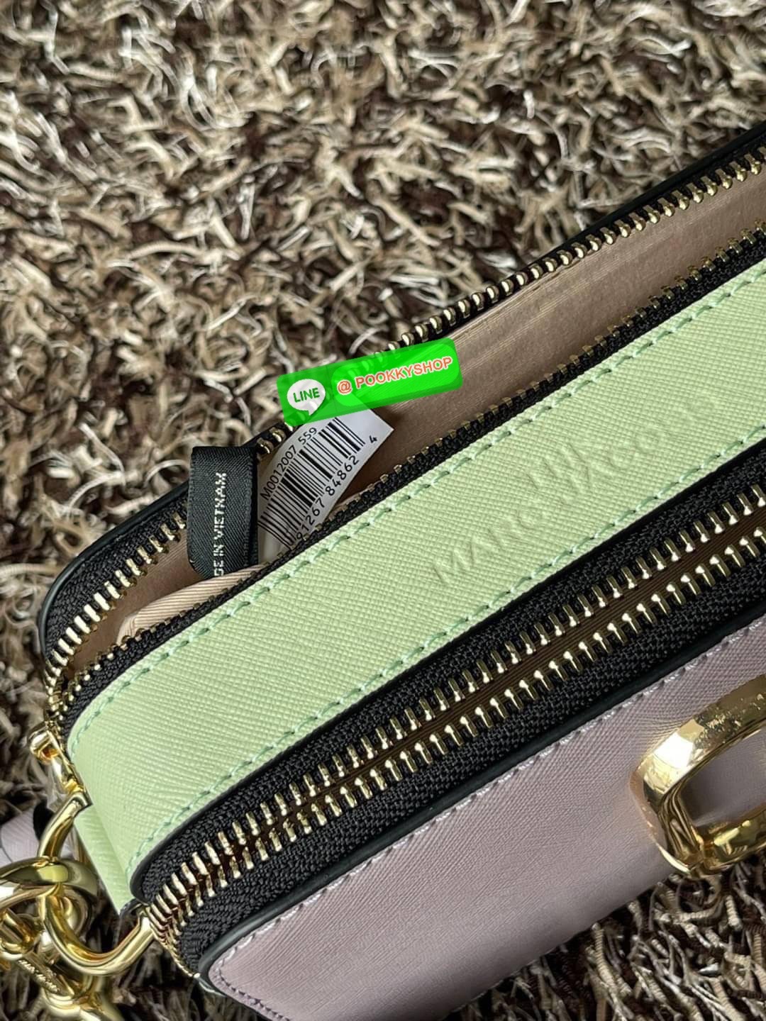 💕 Marc Jacobs Snapshot Bag กระเป๋าแบรนด์ดังจากสัญชาติอเมริกัน นับได้ว่ารุ่นนี้เป็นรุ่นทรงฮิตของ marc jacobs เลยทีเดียว โดยด้านหน้ากระเป๋าจะเป็นโลโก้แบบโลหะที่เป็นสัญลักษณ์ของแบรนด์นี้ มาพร้อมสายสะพายที่จะสะพายยังไงก็ดูโดดเด่น เพราะขนาดใหญ่ที่สกรีน