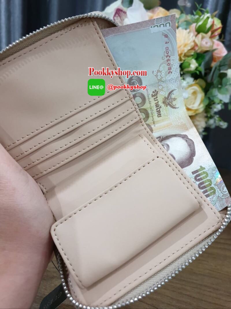 พร้อมส่งรุ่นหายาก! GUESS FACTORY WOMEN'S ZIP AROUND SHORT WALLET กระเป๋าสตางค์สั้นพับ2ตอนซิปรอบหนัง Saffiano ด้านหน้าประดับโลโก้แบรนด์สวยหรู ภายในมีช่องใส่ธนบัตร ใส่แบงก์พัน ช่องใส่เหรียญ และช่องใส่บัตรหลายช่อง ตัวจริงสวยน่าใช้ ภาพถ่ายจากสินค้าจริงค่